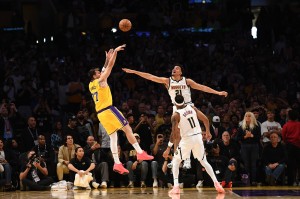 开云体育官网-🤣东契奇晒照庆祝绝杀！范德比尔特现身评论区打趣：你推人了