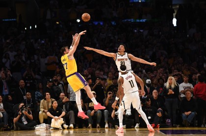 开云体育官网-🤣东契奇晒照庆祝绝杀！范德比尔特现身评论区打趣：你推人了