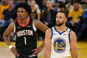 开云APP-37岁库里的英雄之夜！火箭包夹+手臂挂彩拦不住他