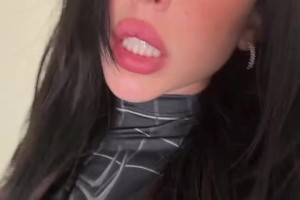 开云APP-火辣🥵亚马尔前女友分手1天后COS蜘蛛侠，性感紧身衣秀身材🫦