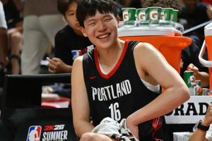 开云体育网址-常规赛快结束了，杨瀚森连洛杉矶英文说不出来，球迷：换个翻译吧